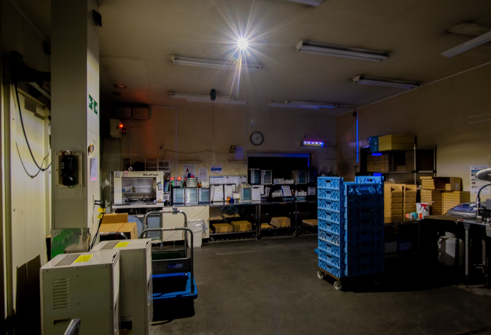 停電を想定して非常照明だけを点けた工場内